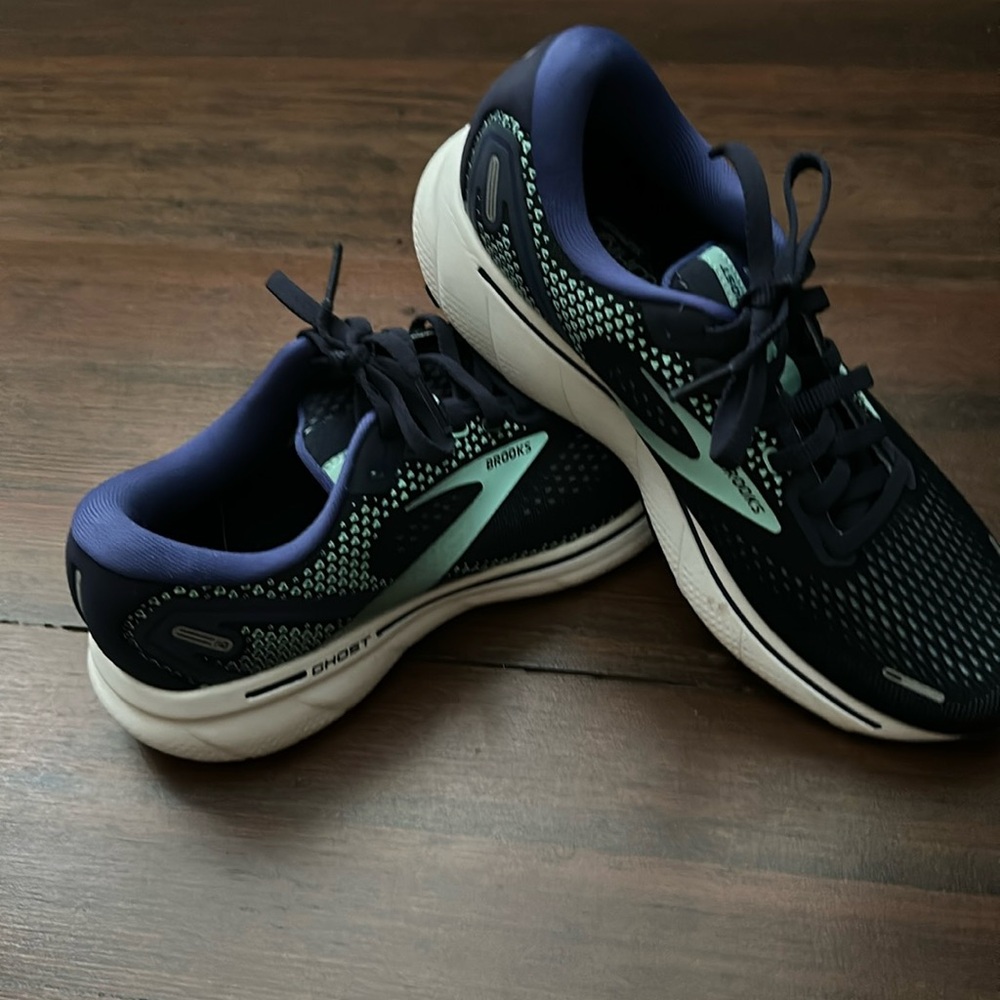 Gently used Brooks ghost in a great condition, Great tracks at bottom!